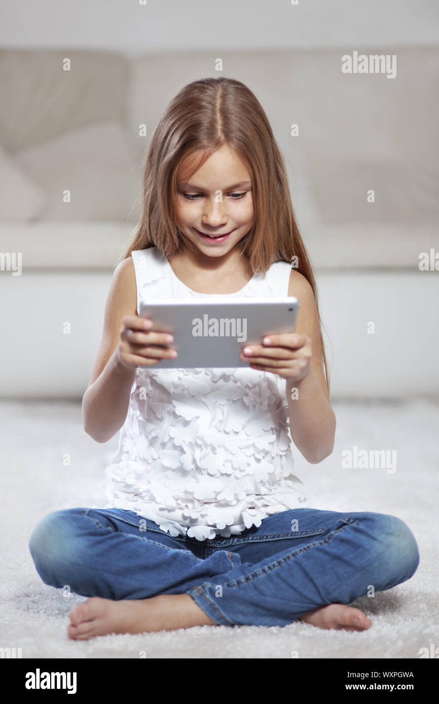 Enfant jouant sur tablet pc Banque D'Images
