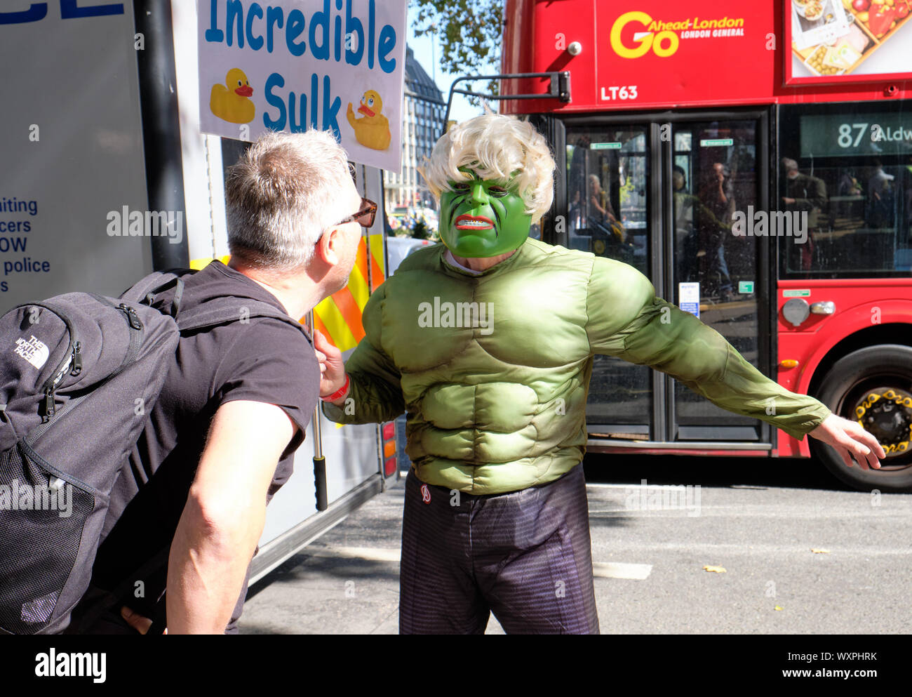 Pro restent partisans en costume avec une incroyable Hulk bouder devant la Cour suprême de Londres en présence d'un partisan de congé Banque D'Images