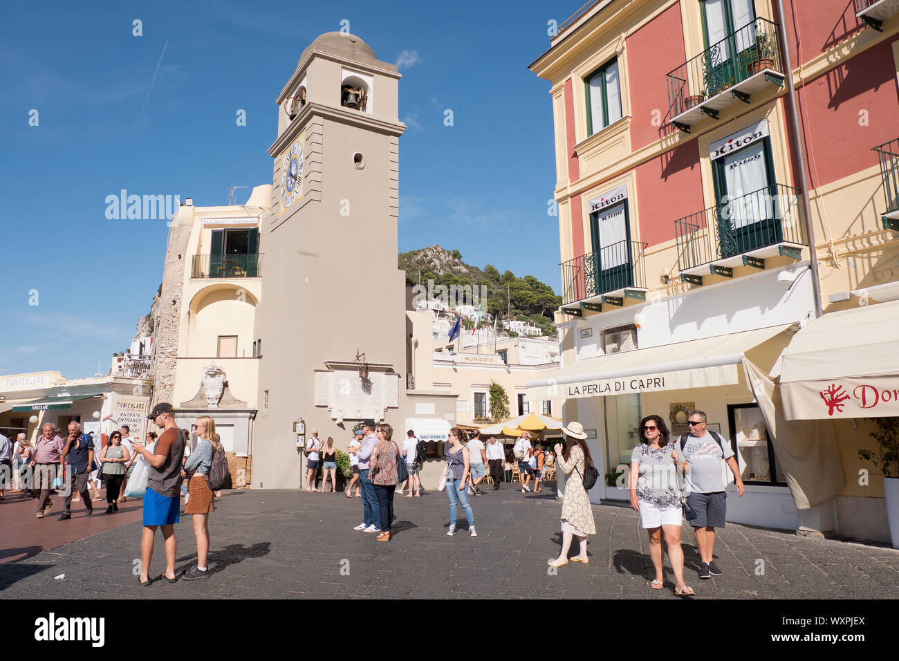 Les touristes sur la Piazza Umberto sur l'île de Capri en Italie l'été Banque D'Images