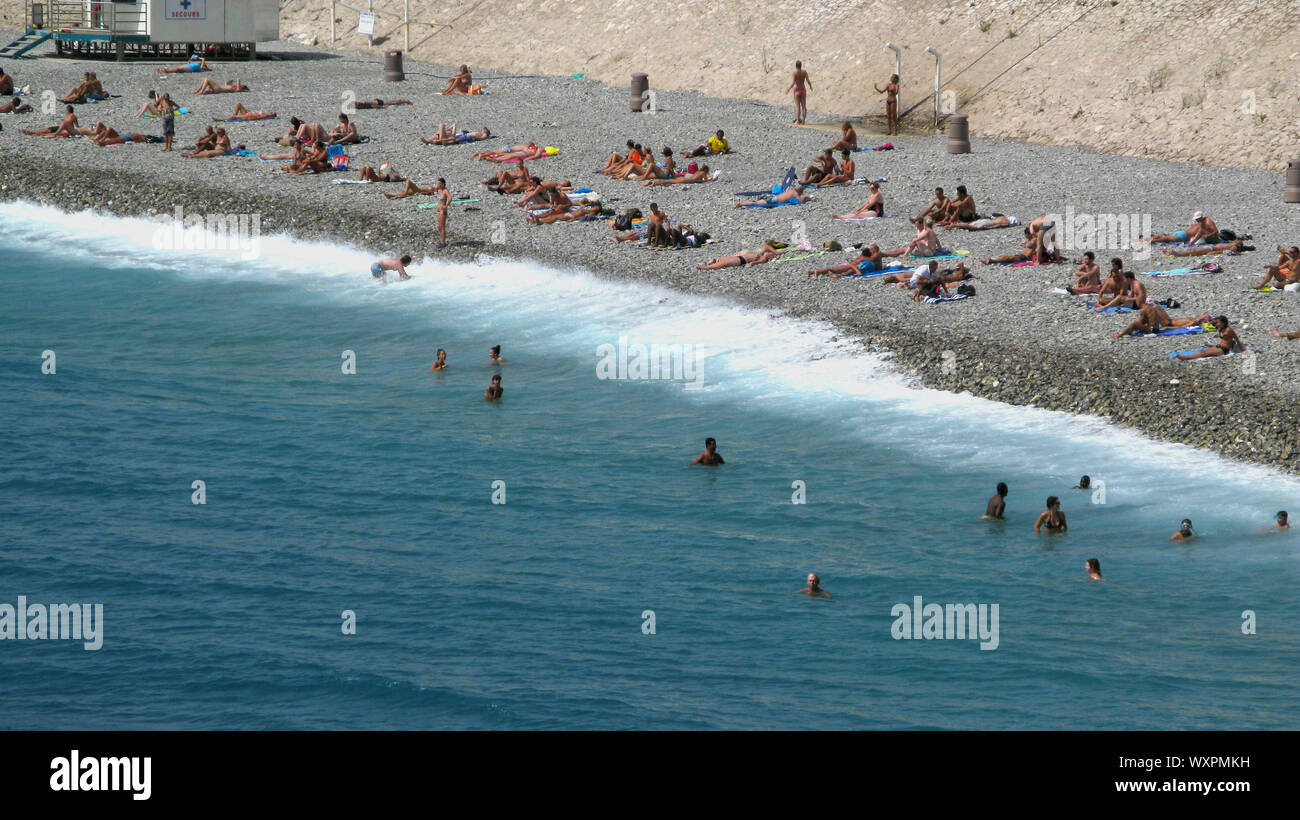 Nice, France - 02 septembre 2011 : Les gens se baigner de soleil et la natation sur la plage de Nice en France, Côte d'Azur et la Méditerranée en été Banque D'Images