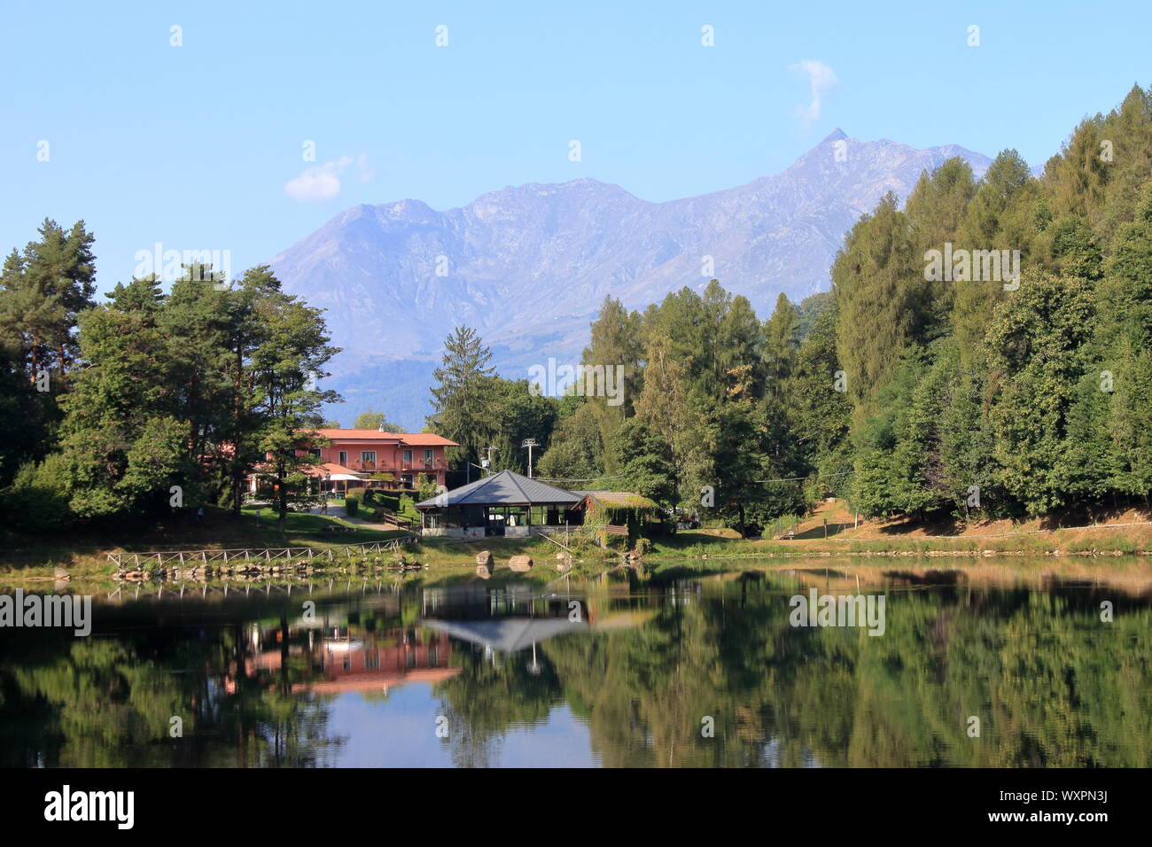 Panorama classique d'un lac alpin dans une vallée d'origine morainique, Alpes italiennes dans la région du Piémont Banque D'Images