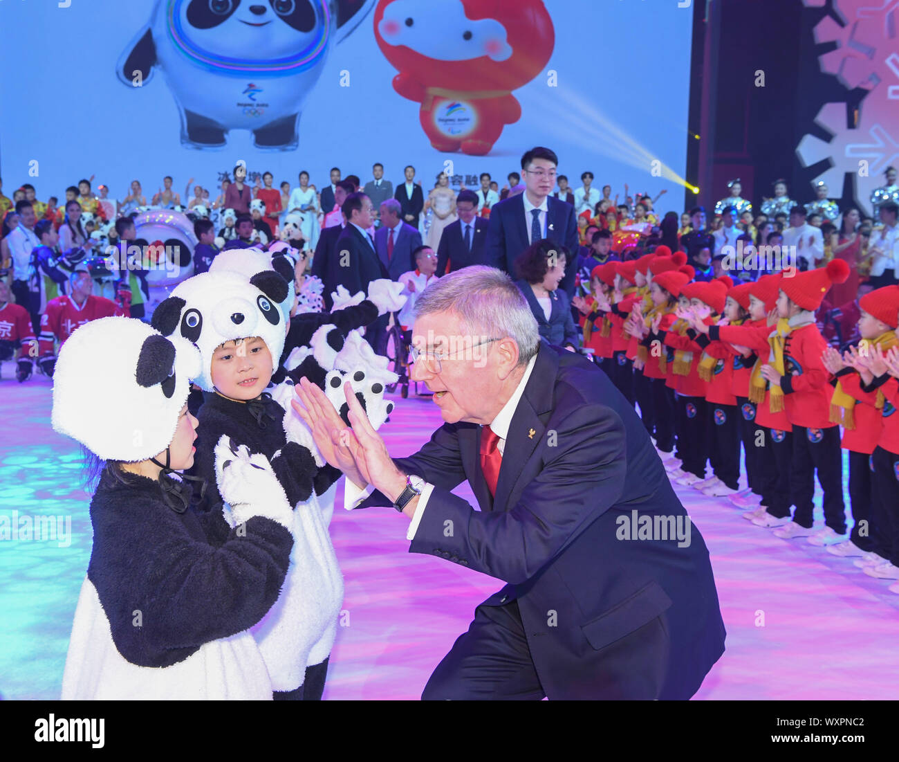 Beijing, Chine. Sep 17, 2019. Comité International Olympique (CIO), Thomas Bach entretiens avec de jeunes comédiens au cours de la Beijing 2022 Les Jeux olympiques et paralympiques d'hiver mascot cérémonie de lancement à Beijing, capitale de Chine, le 17 septembre 2019. Credit : Shen Hong/Xinhua/Alamy Live News Banque D'Images