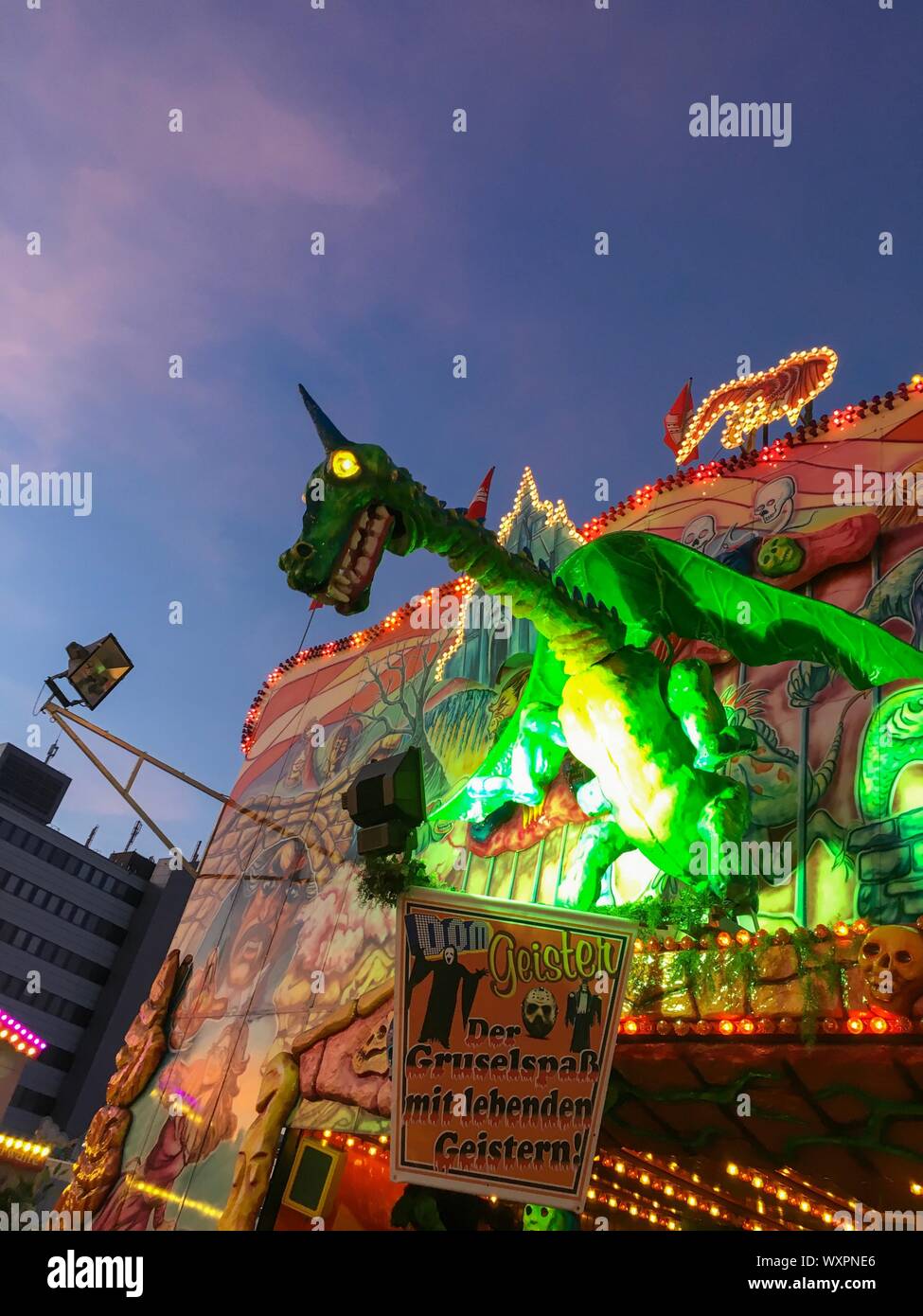 Hambourg - Mars 27, 2017 : Spooky Horned Dragon vert avec des yeux lumineux jaune - Ghost Train Marionnette animatronique/Allemand sur fête foraine Hamburger Dom Banque D'Images