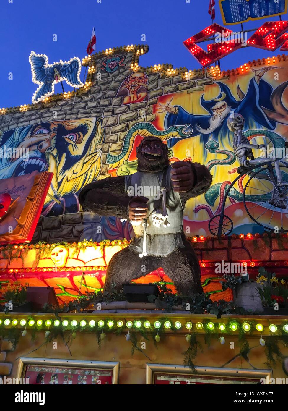 Hambourg - Mars 27, 2017 : Spooky Gorilla avec arêtes autour de son cou - Ghost Train Marionnette animatronique/Allemand sur fête foraine Hamburger Dom Banque D'Images