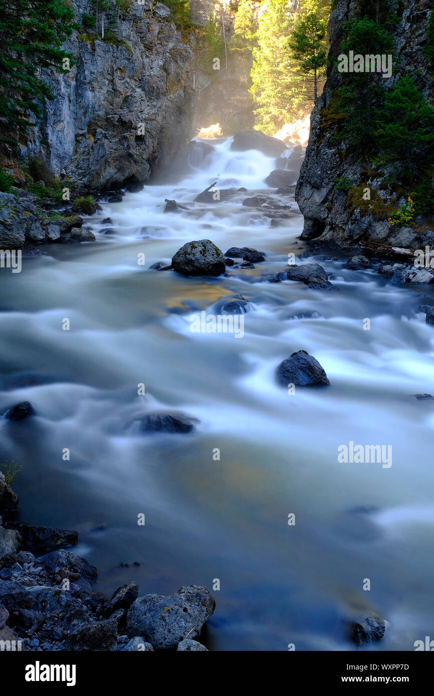 Dans les montagnes de la rivière Désert tournant rapidement cascadant des pierres dans une rivière Banque D'Images