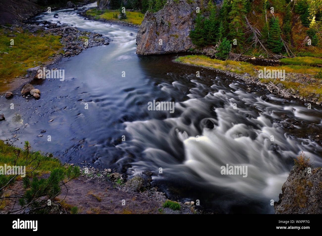 Dans les montagnes de la rivière Désert tournant rapidement cascadant des pierres dans une rivière Banque D'Images