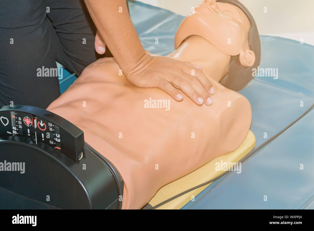 L'aide à la RCP médicale factice avec formation presse à main coeur poupée sur formation de recyclage d'urgence fermé. Concept Banque D'Images