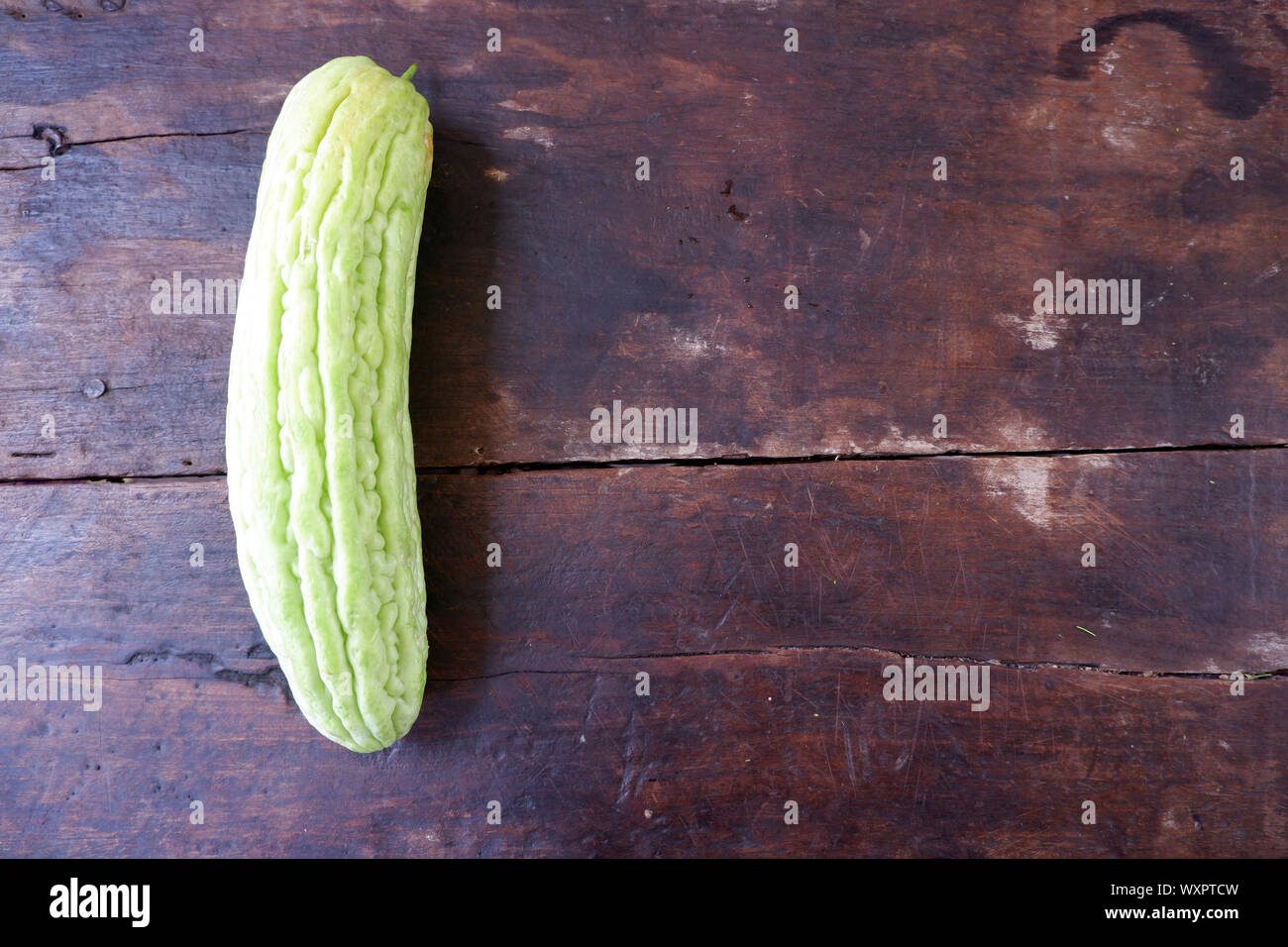 Courge amère fraîche sur du parquet Banque D'Images