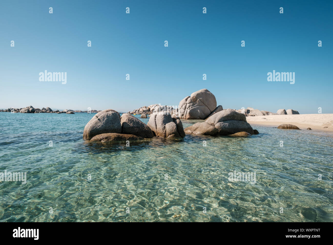 De grands rochers de granit sur la côte de l'île de Cavallo n l'archipel des Lavezzi de Corse Banque D'Images
