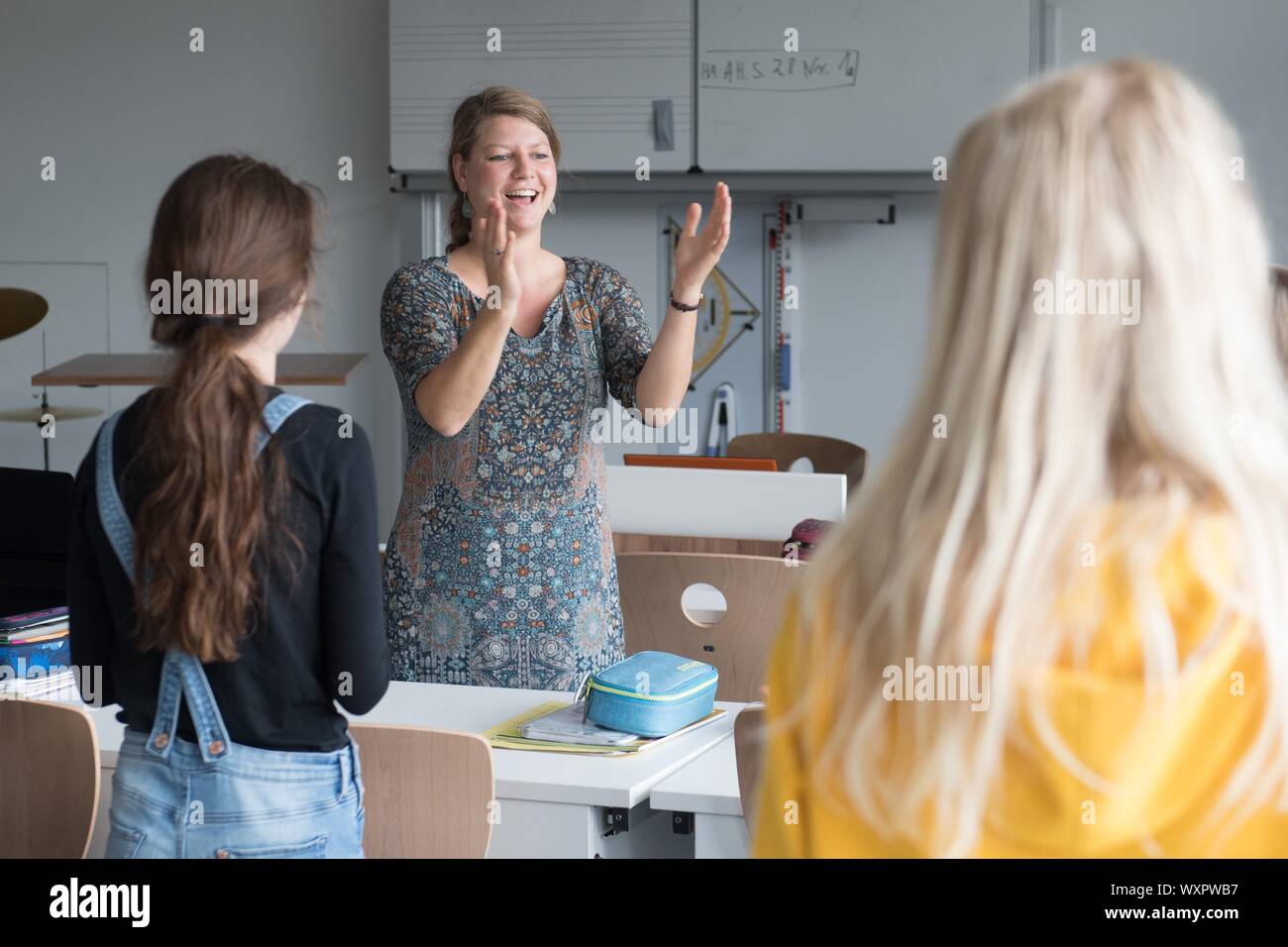 Dresde, Allemagne. Sep 12, 2019. Juliane Liebing enseigne la musique au gymnase Dresden-Pieschen. La nouvelle école de grammaire se concentre, entre autres, sur la compétence des médias et l'informatique. Credit : Sebastian Kahnert/dpa-Zentralbild/dpa/Alamy Live News Banque D'Images