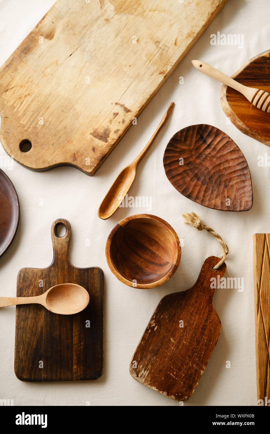 Divers vaisselle en bois. Les planches à découper, des cuillères de  différentes formes, de la plaque et le bol sur lin cirée Photo Stock - Alamy