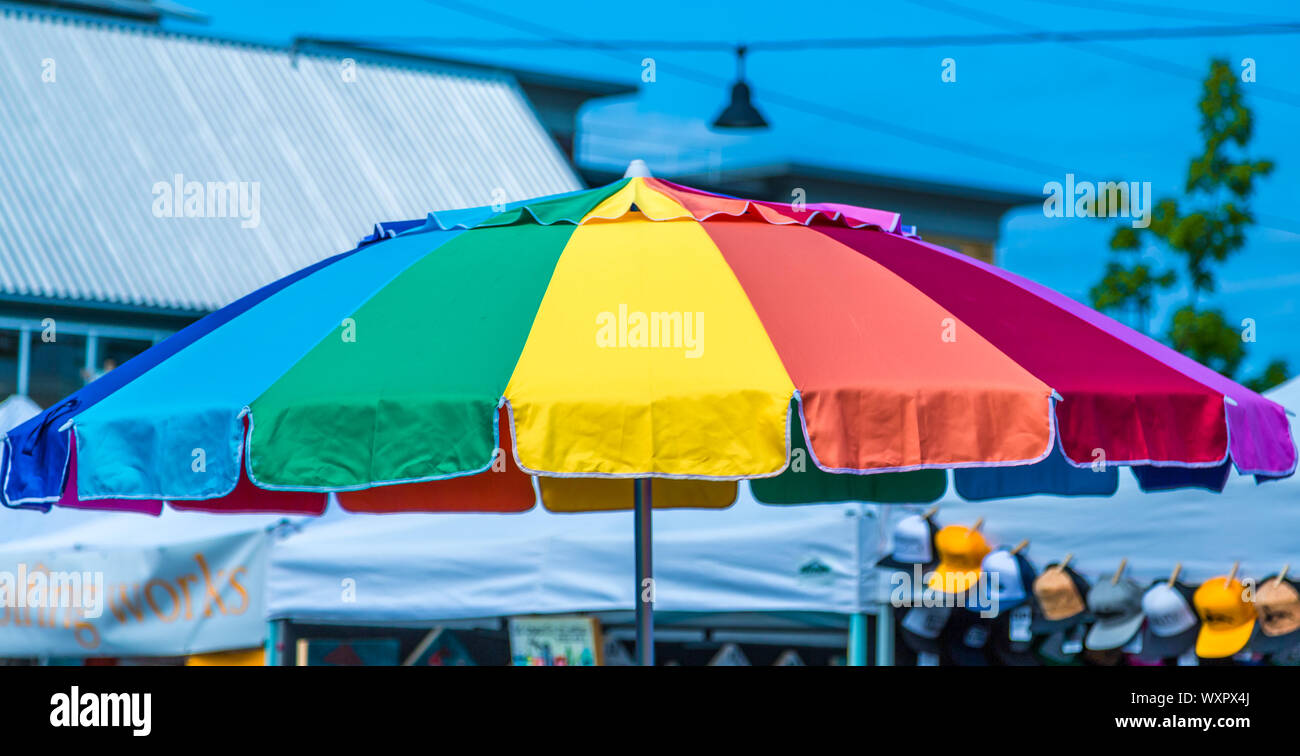 Parapluie colorés en marché au début de matin heure bleue Banque D'Images
