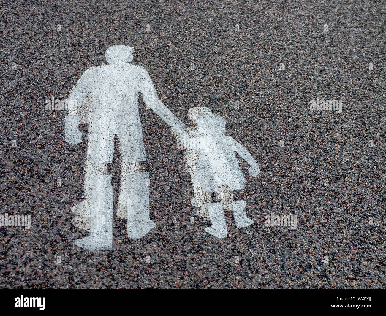 Le parent et l'enfant, signe d'asphalte usé Banque D'Images