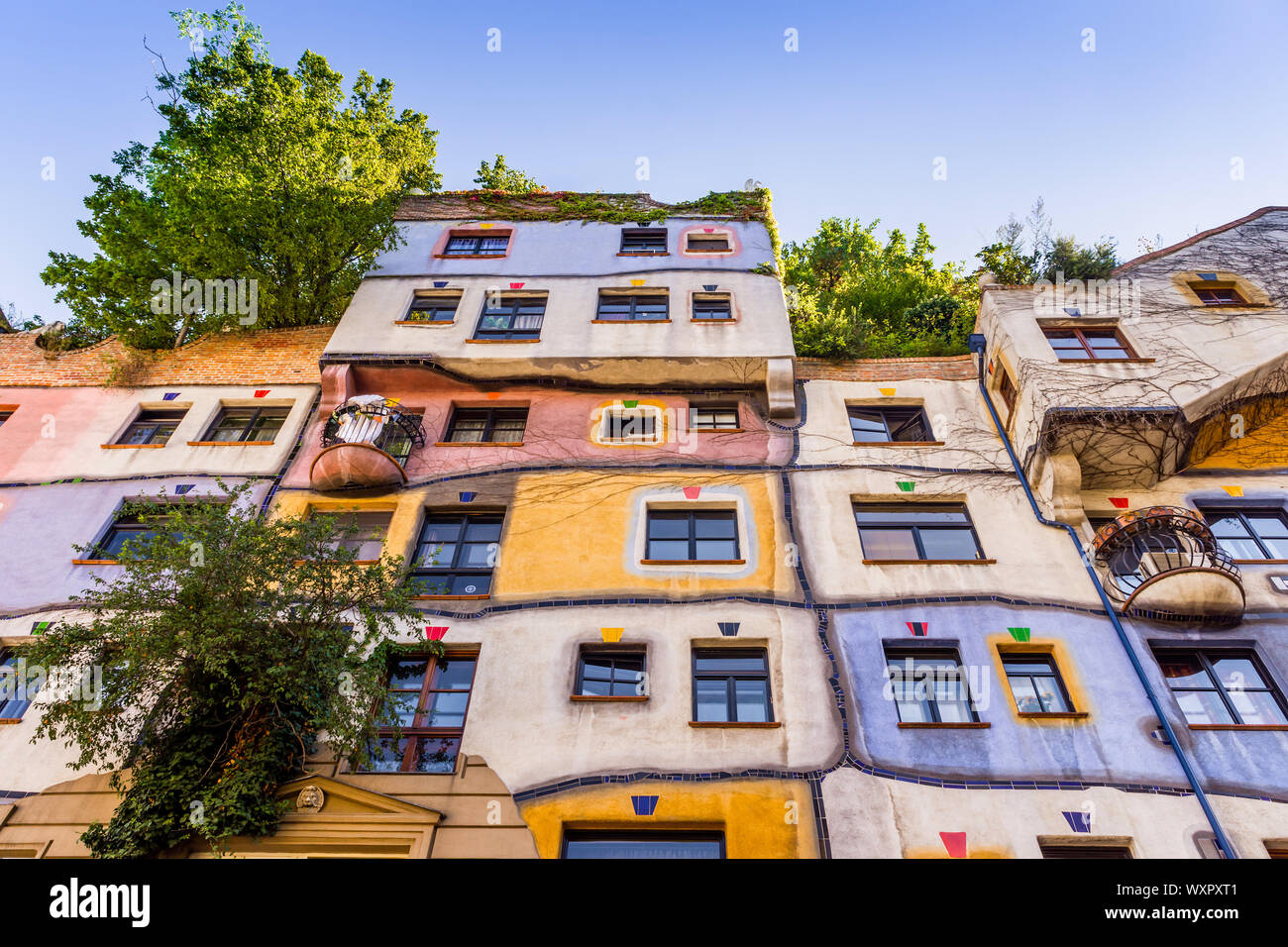 Les appartements colorés de fronts dans la maison Hundertwasser, Lowengasse, Vienne, Autriche. Banque D'Images