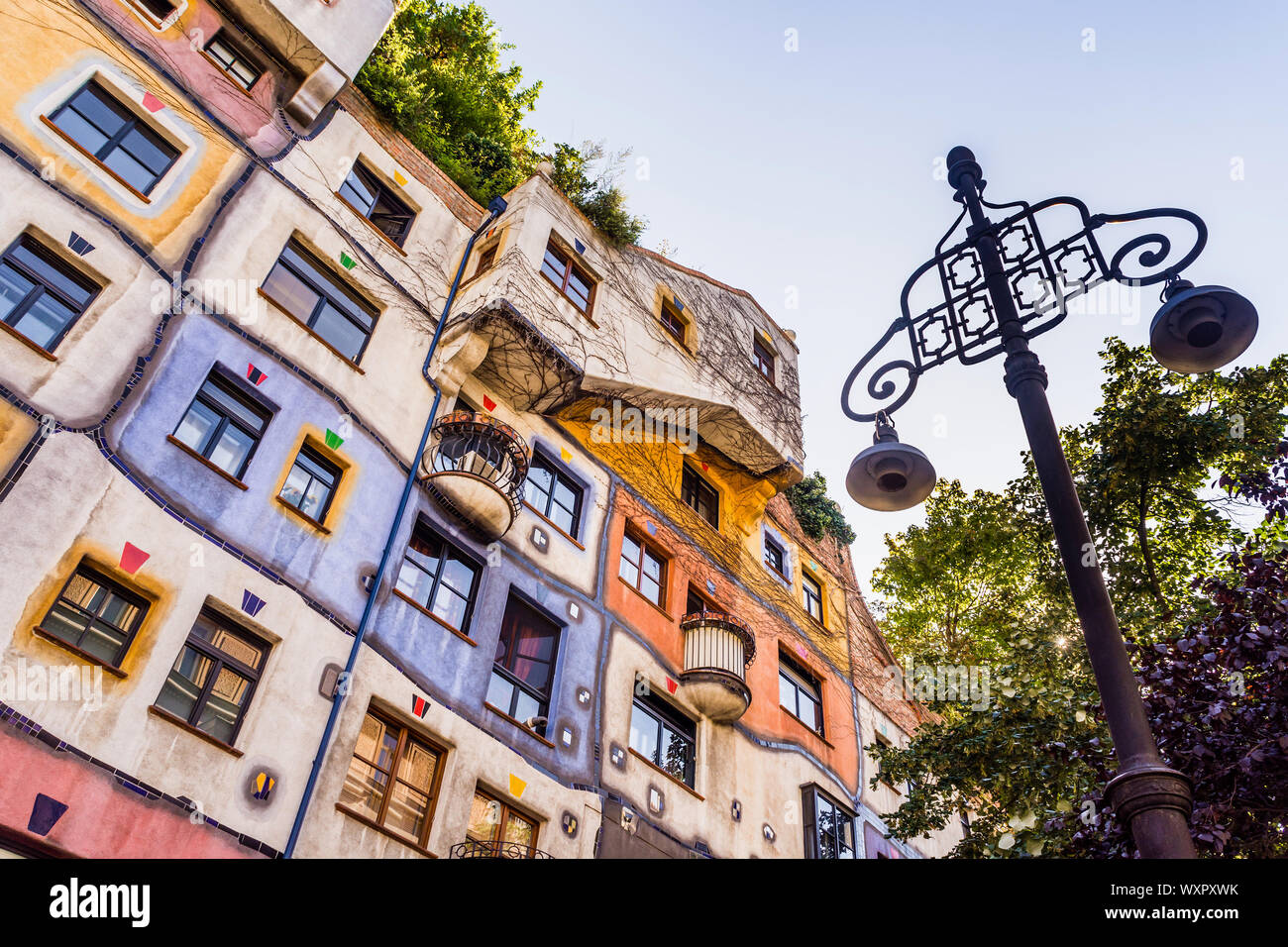 Les appartements colorés de fronts dans la maison Hundertwasser, Lowengasse, Vienne, Autriche. Banque D'Images