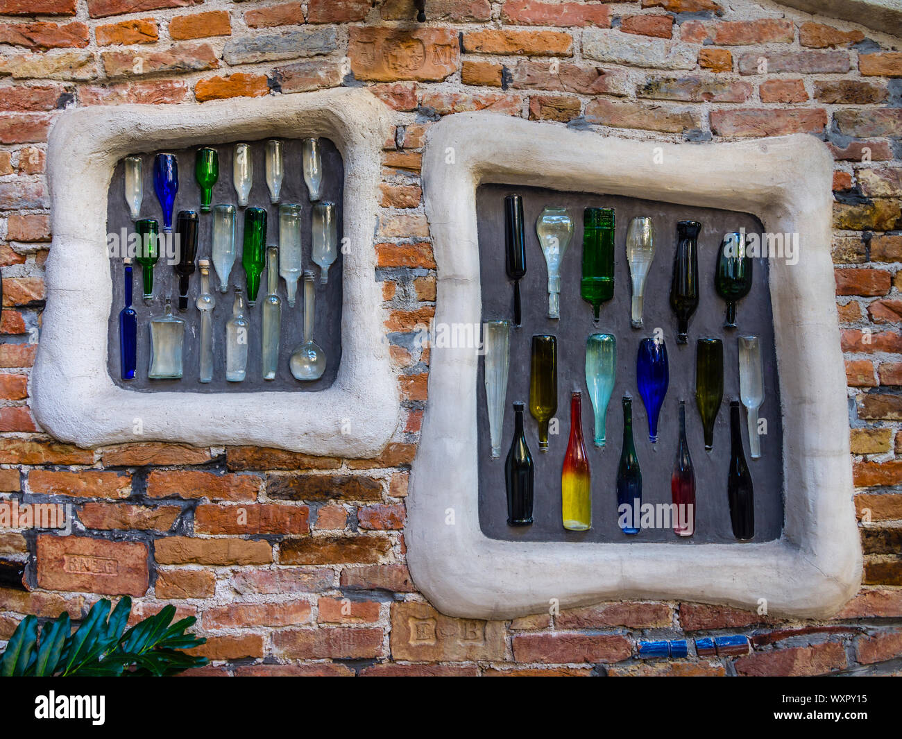 Mis en bouteilles au mur Kunst Haus Wien - Musée Hundertwasser, Vienne, Autriche. Banque D'Images
