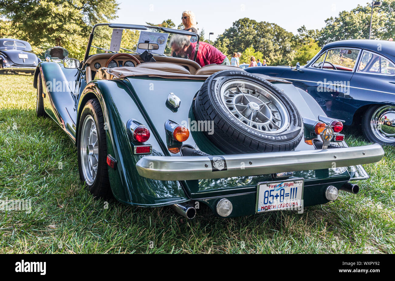 HICKORY, NC, USA-7 sept 2019 : 1985 Morgan plus 8, voiture sport décapotable, British Racing Green. Vue arrière côté conducteur. Banque D'Images