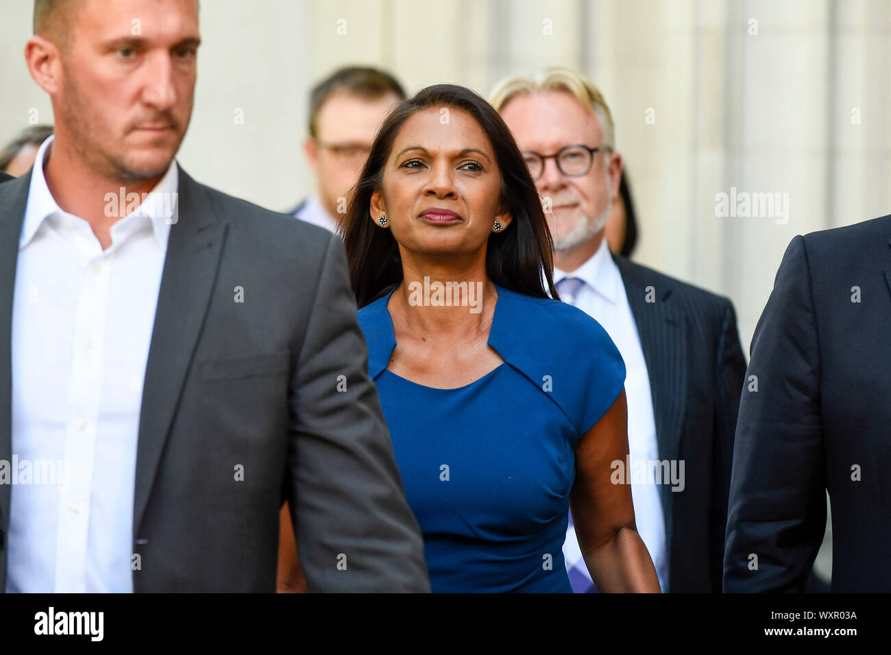 Londres, Royaume-Uni. 17 septembre 2019. Militante Anti-Brexit Gina Miller (C) quitte la Cour suprême que les juges commencent une audience de trois jours pour décider si oui ou non la décision du premier ministre de proroger le Parlement, Boris Johnson, est illégale. Crédit : Stephen Chung / Alamy Live News Banque D'Images