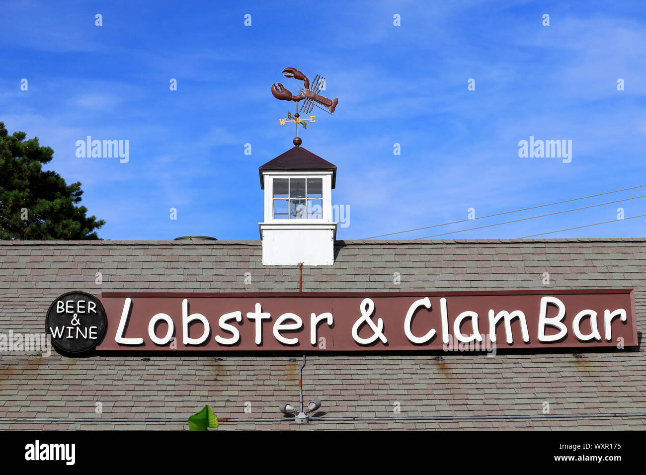 Vue extérieure d'Arnold Lobster & Clam Bar avec un homard girouette sur le toit.Eastham.Cape Cod.Massachusetts.USA Banque D'Images