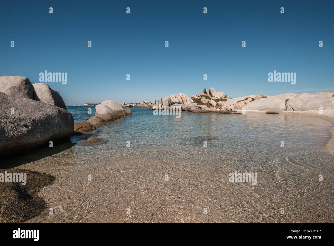 De grands blocs de granite et de sable sur la côte de l'île de Cavallo n l'archipel des Lavezzi de Corse Banque D'Images