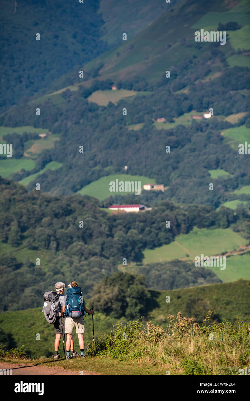 Sac à dos avec les pèlerins à pied le Chemin de Compostelle en Pays Basque, France Banque D'Images