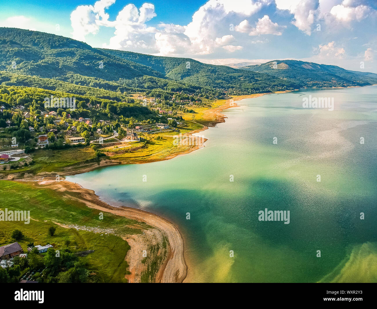 Vue aérienne sur le village et le lac de Mavrovo Mavrovo en Macédoine du Nord Banque D'Images