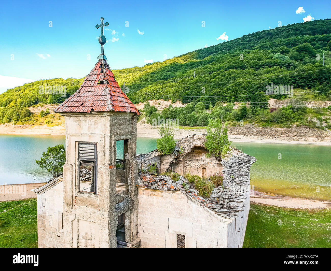 Ruines de l'ancienne église pas inondés de Mavrovo en été par le lac de Mavrovo en Macédoine du Nord Banque D'Images