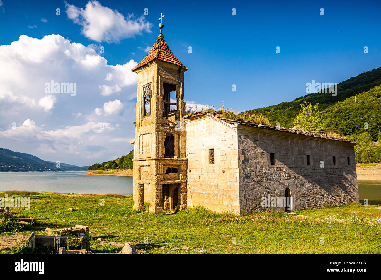 Ruines de l'ancienne église pas inondés de Mavrovo en été par le lac de Mavrovo en Macédoine du Nord Banque D'Images