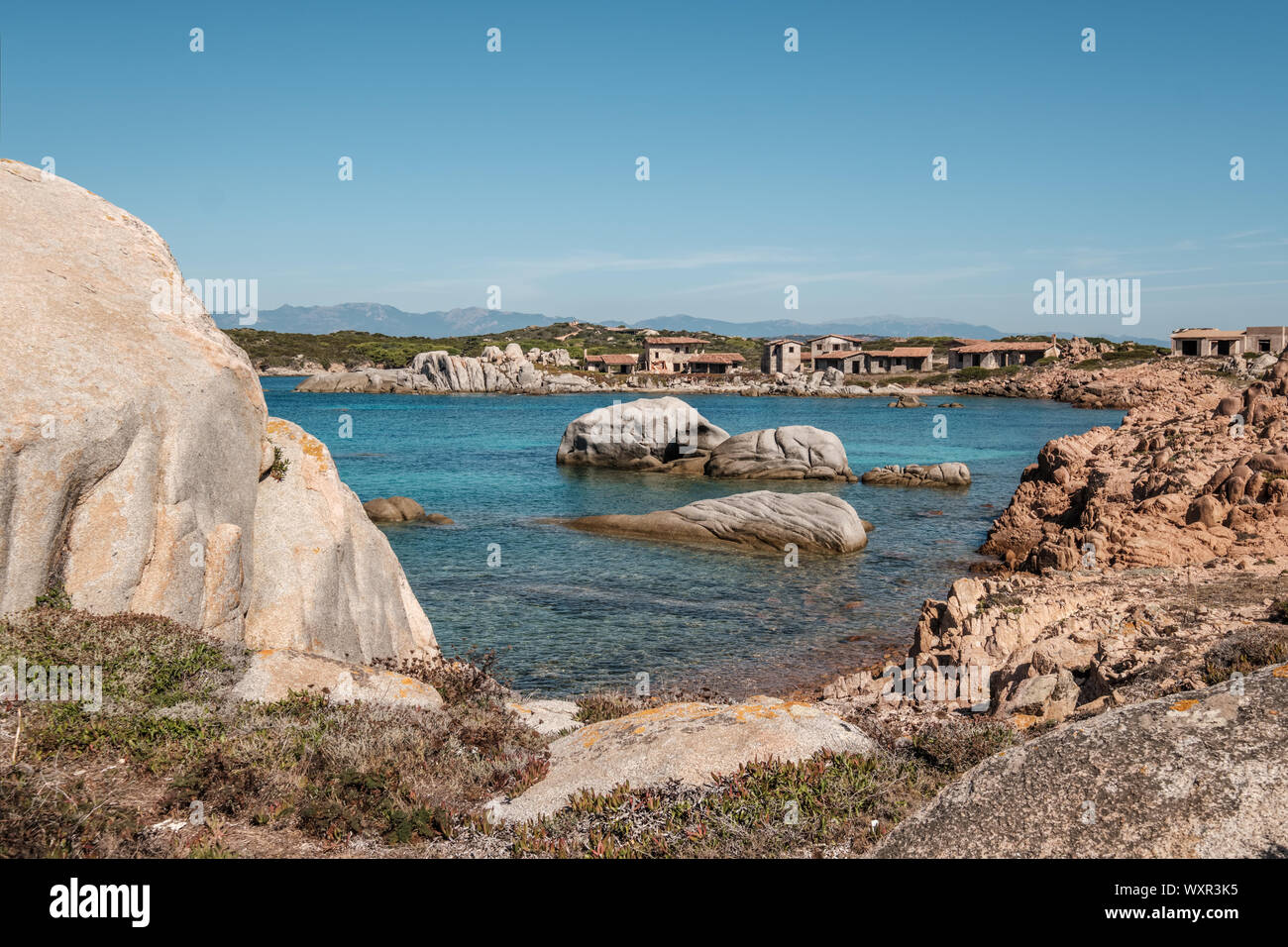 De grands rochers de granit et abandonnés village de pêcheurs sur la côte de l'île de Cavallo n l'archipel des Lavezzi de Corse Banque D'Images