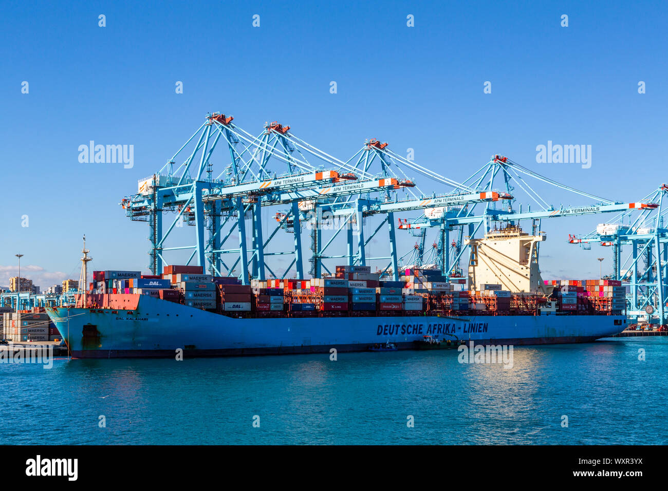 Un close up image d'un grand porte-conteneurs l'chargement par grue avec fond de ciel bleu amarré au port d'Algeciras, Espagne Banque D'Images