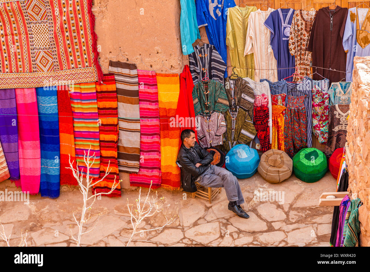 Des tapis colorés et des tapis faits main à motifs et dessins d'un artisanat traditionnel arabe par des artisans locaux dans un marché marocain près de Marrakech Banque D'Images