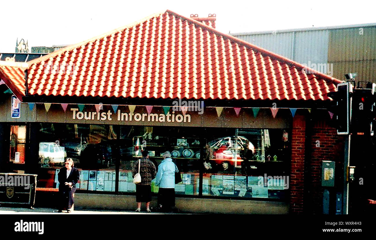 Un vieux cliché de l'ancien Whitby, North Yorkshire informations touristiques avant il a été fermé par le Conseil d'arrondissement de Scarborough et transformé en un restaurant ' Le Star Inn The Harbour - Andrew Pern' . Banque D'Images