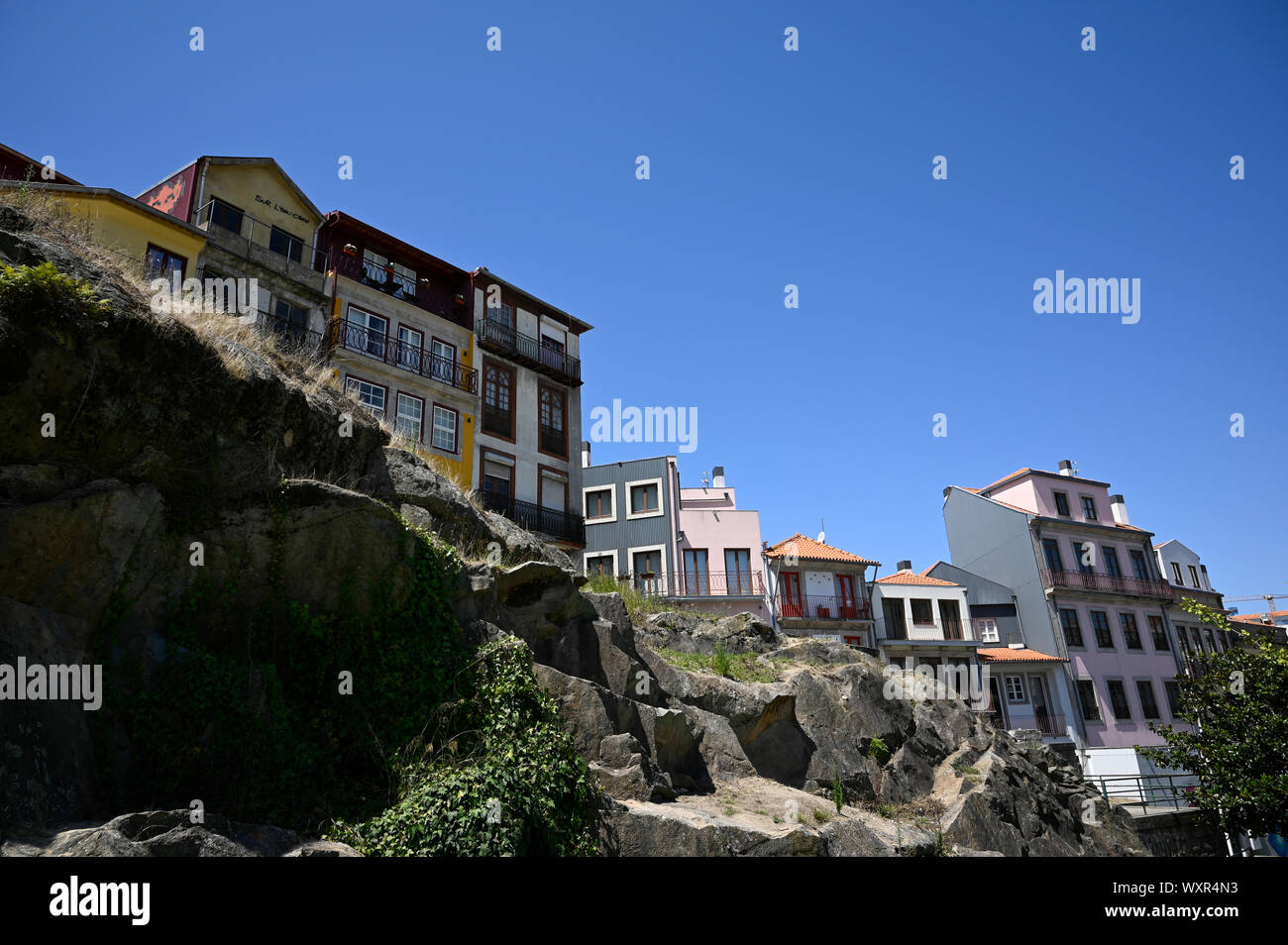 Façades de maisons typiques en été à Porto Portugal Banque D'Images