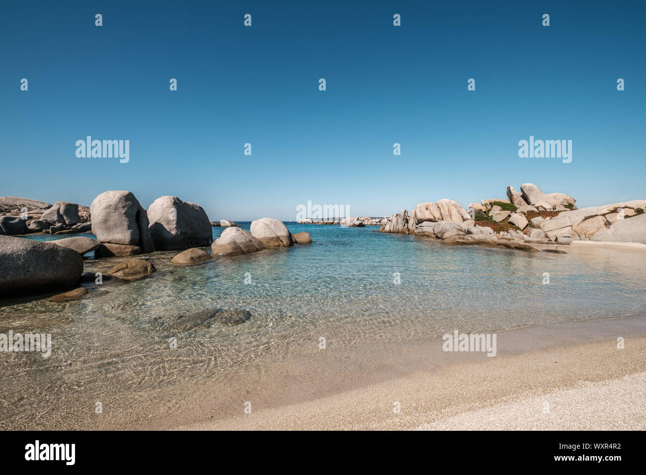 De grands blocs de granite et de sable sur la côte de l'île de Cavallo n l'archipel des Lavezzi de Corse Banque D'Images