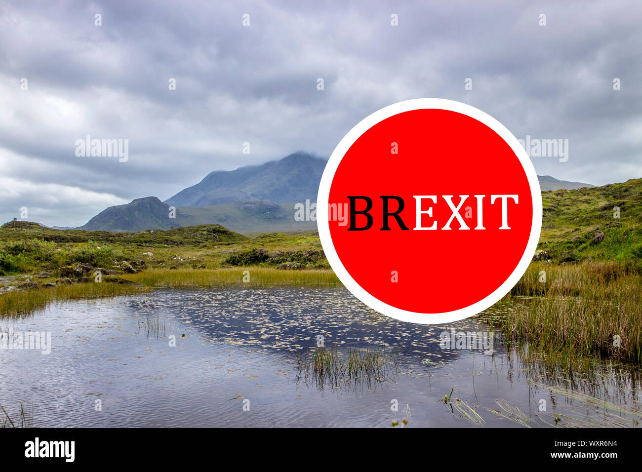 BREXIT en Ecosse/Irlande Royaume-uni concept. Scottish Highland nature fond rouge avec panneau d'avertissement. Banque D'Images
