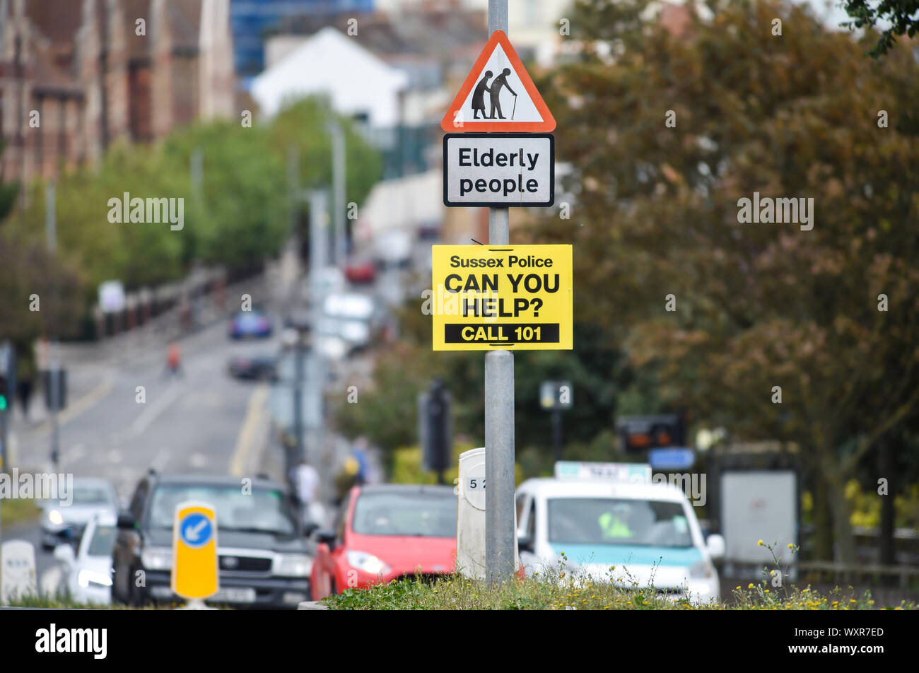 Sussex Police peut vous aider à signer et votre numéro de téléphone lors d'un accident de la circulation à Brighton UK plus les personnes âgées triangle Banque D'Images