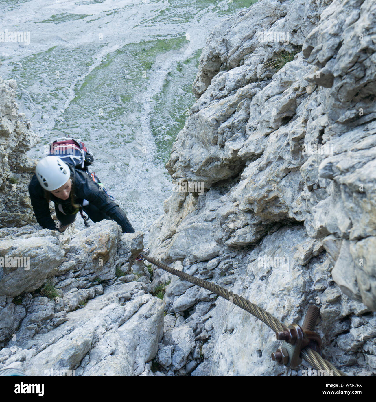 Belle femme d'alpinisme dans les Dolomites de l'Italie sur l'abrupte et difficile via ferrata Poessnecker Banque D'Images