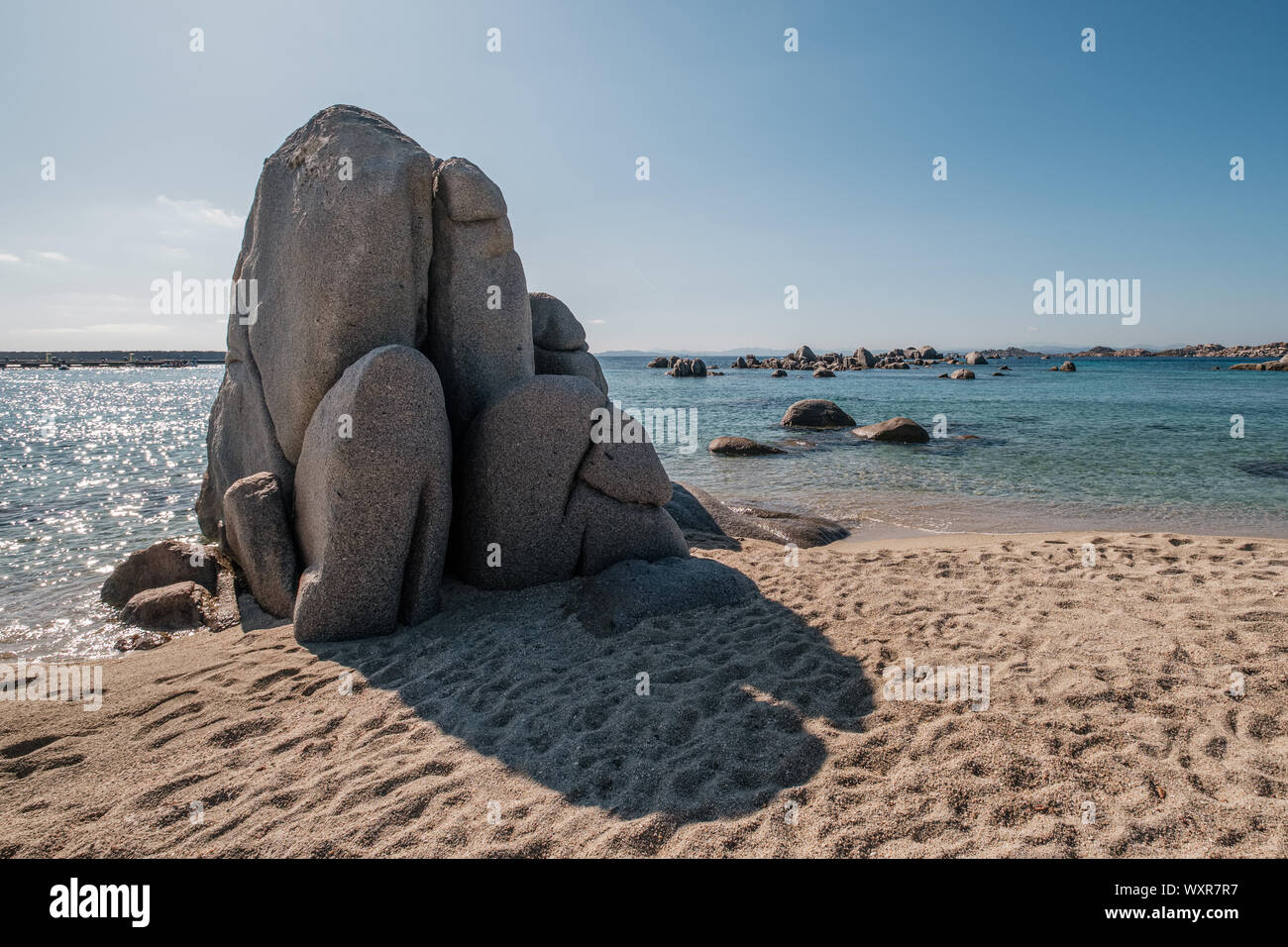 De grands rochers de granit sur la côte de l'île de Cavallo n l'archipel des Lavezzi de Corse Banque D'Images