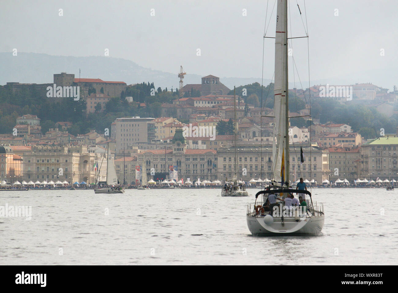 La Barcolana est une régate internationale de voile historique qui a lieu chaque année dans le Golfe de Trieste, le deuxième dimanche d'octobre. Banque D'Images