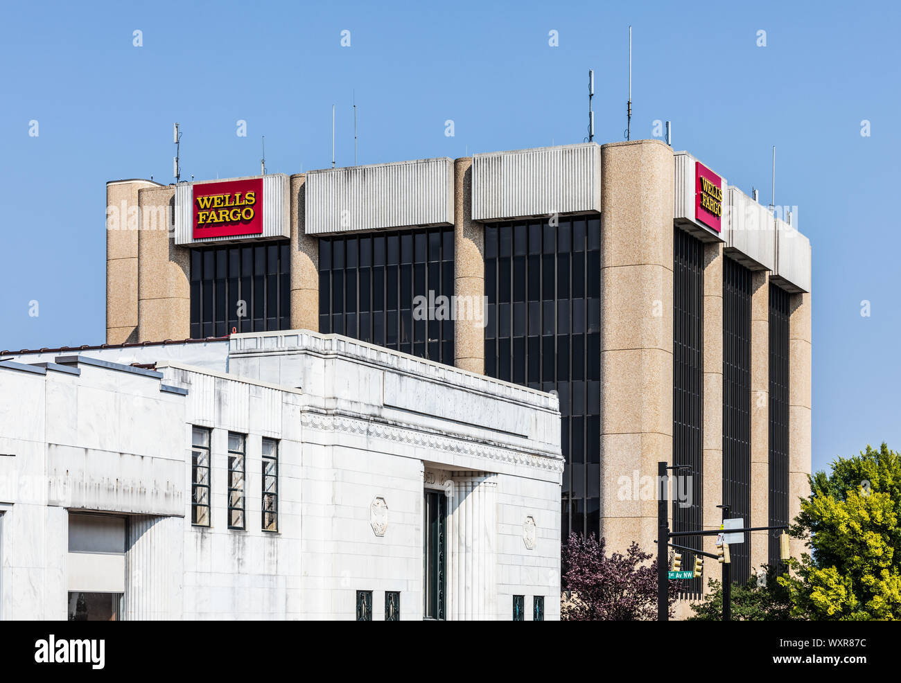 HICKORY, NC, USA-13 Sept 2019 : Le bâtiment de Wells Fargo Hickory domine la défunte première banque nationale de Catawba Comté. Banque D'Images