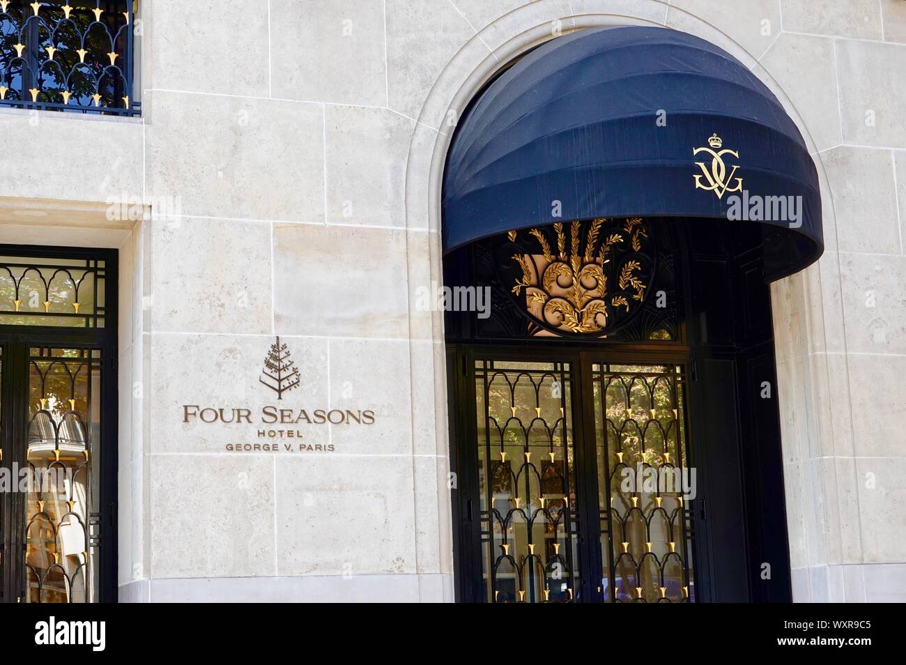 Four Seasons Hotel, le logo et l'entrée, Avenue George V, Paris, France. Banque D'Images