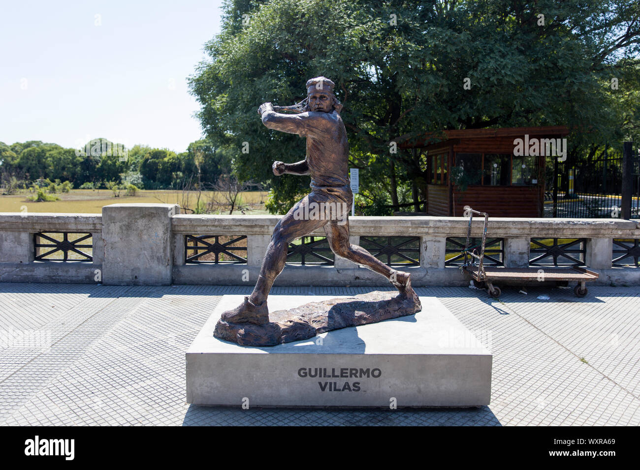 Guillermo Vilas statue par le sculpteur Carlos Benavidez à Paseo de la Gloria à Buenos Aires, Argentine Banque D'Images