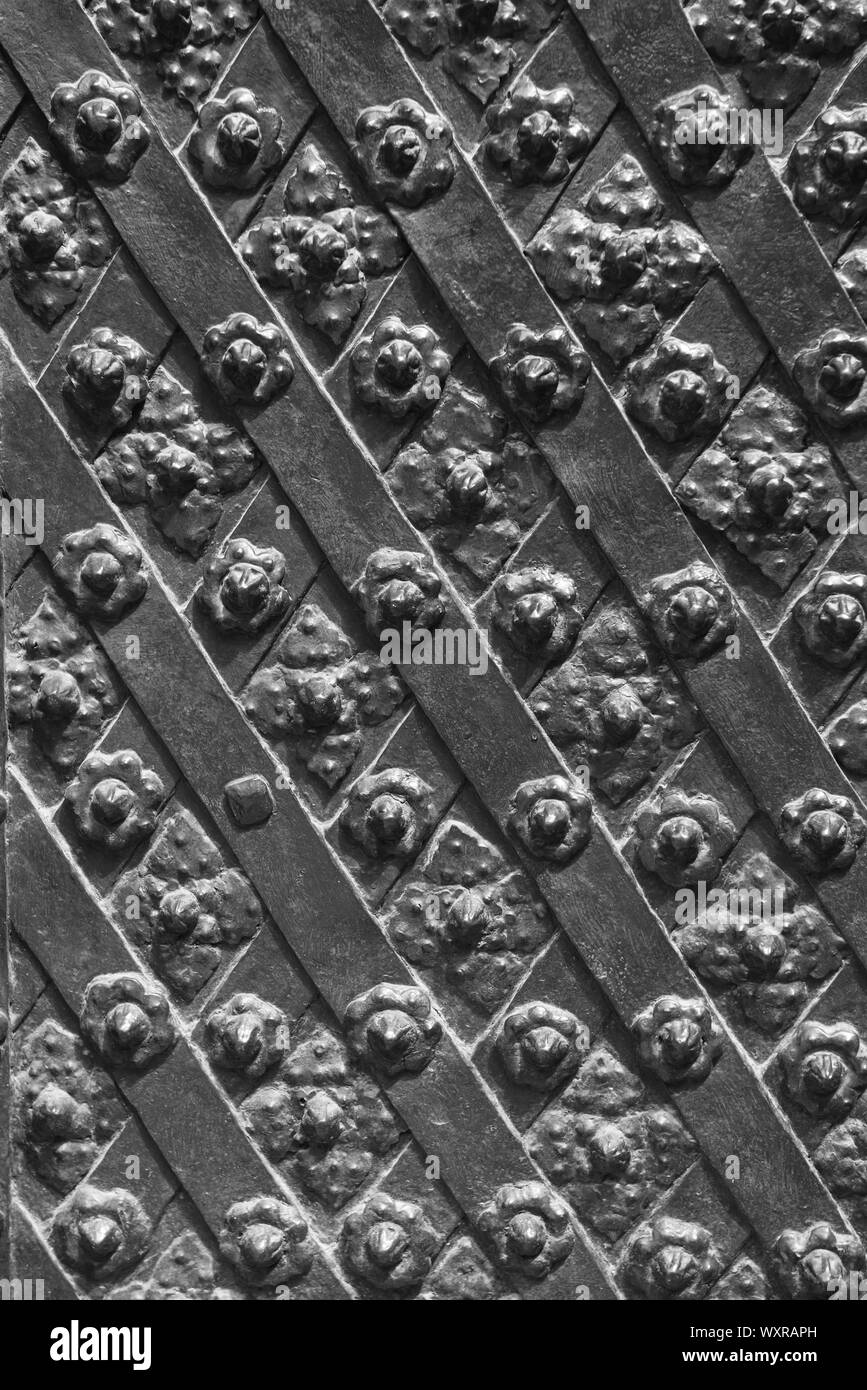 Forgé noir porte, rhombus texture symétrique Banque D'Images