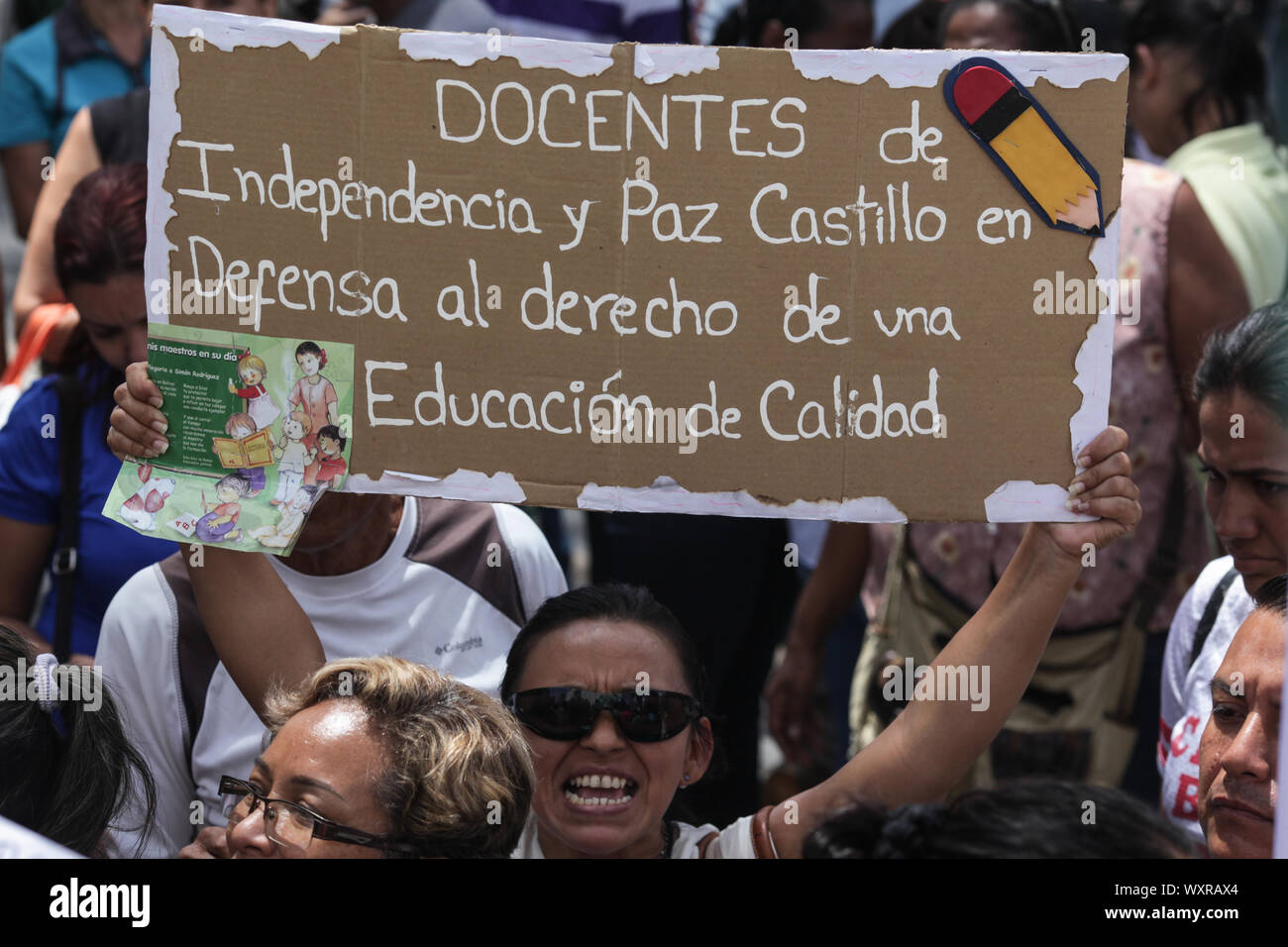 17 septembre 2019, le Venezuela, Caracas : '.pour le droit à la qualité de l'enseignement", est écrit sur l'affiche d'un manifestant dans un enseignant protester devant l'Assemblée nationale. Un groupe d'enseignants a appelé à de meilleures conditions de travail et de meilleurs salaires. Leurs revendications ne sont pas respectées par le gouvernement, il a été dit un jour après le début de l'école. Dans la lutte de pouvoir qui dure depuis des mois au Venezuela, le dirigeant de l'opposition a obtenu le Guaido premiers disciples du drapeau. Un petit groupe de députés de l'opposition a accepté de reprendre les négociations avec le gouvernement du Président Maduro. Photo : Boris Verga Banque D'Images