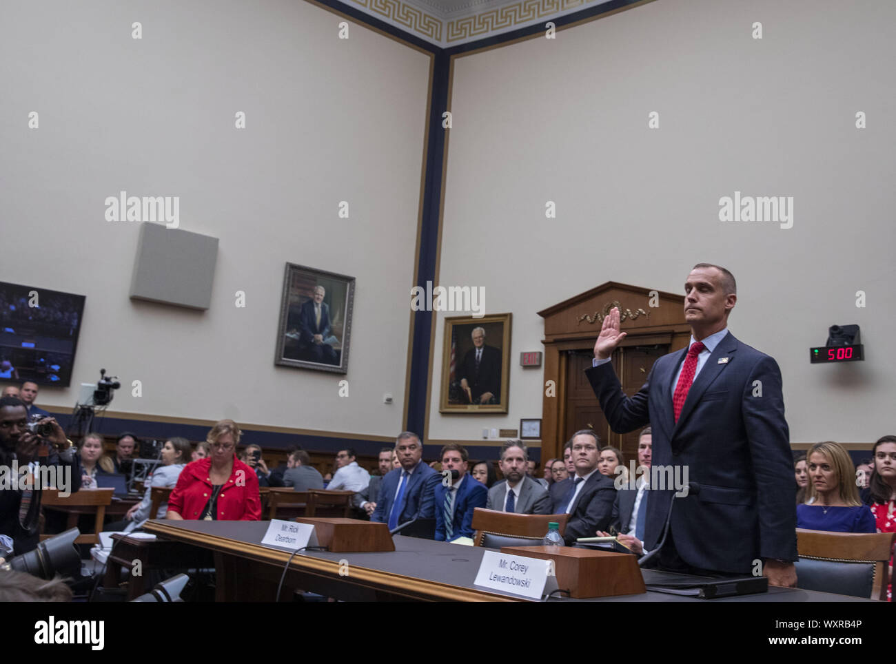 Washington, DC, USA. 17Th Sep 2019. Corey Lewandowski, ancien directeur de campagne pour la campagne présidentielle de 2016, Donald Trump est assermenté à témoigner lors d'une audience de comité judiciaire de la Chambre sur l'élection présidentielle l'obstruction de la justice et de l'abus de pouvoir, sur la colline du Capitole à Washington, DC le Mardi, Septembre 17, 2019 Photo de Tasos Katopodis/UPI UPI : Crédit/Alamy Live News Banque D'Images