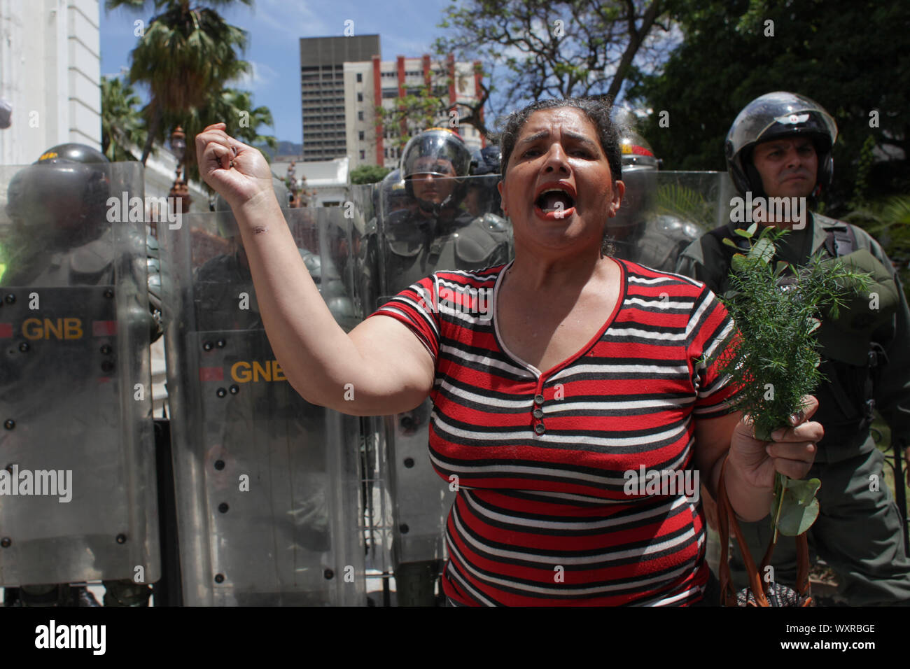 Caracas, Venezuela. Sep 17, 2019. Une femme prend part à une protestation des enseignants devant l'Assemblée nationale. Le groupe a exigé de meilleures conditions de travail et de meilleurs salaires, tandis que l'opposition de pouvoirs s'est réuni dans l'Assemblée générale. Credit : Boris Vergara/dpa/Alamy Live News Banque D'Images
