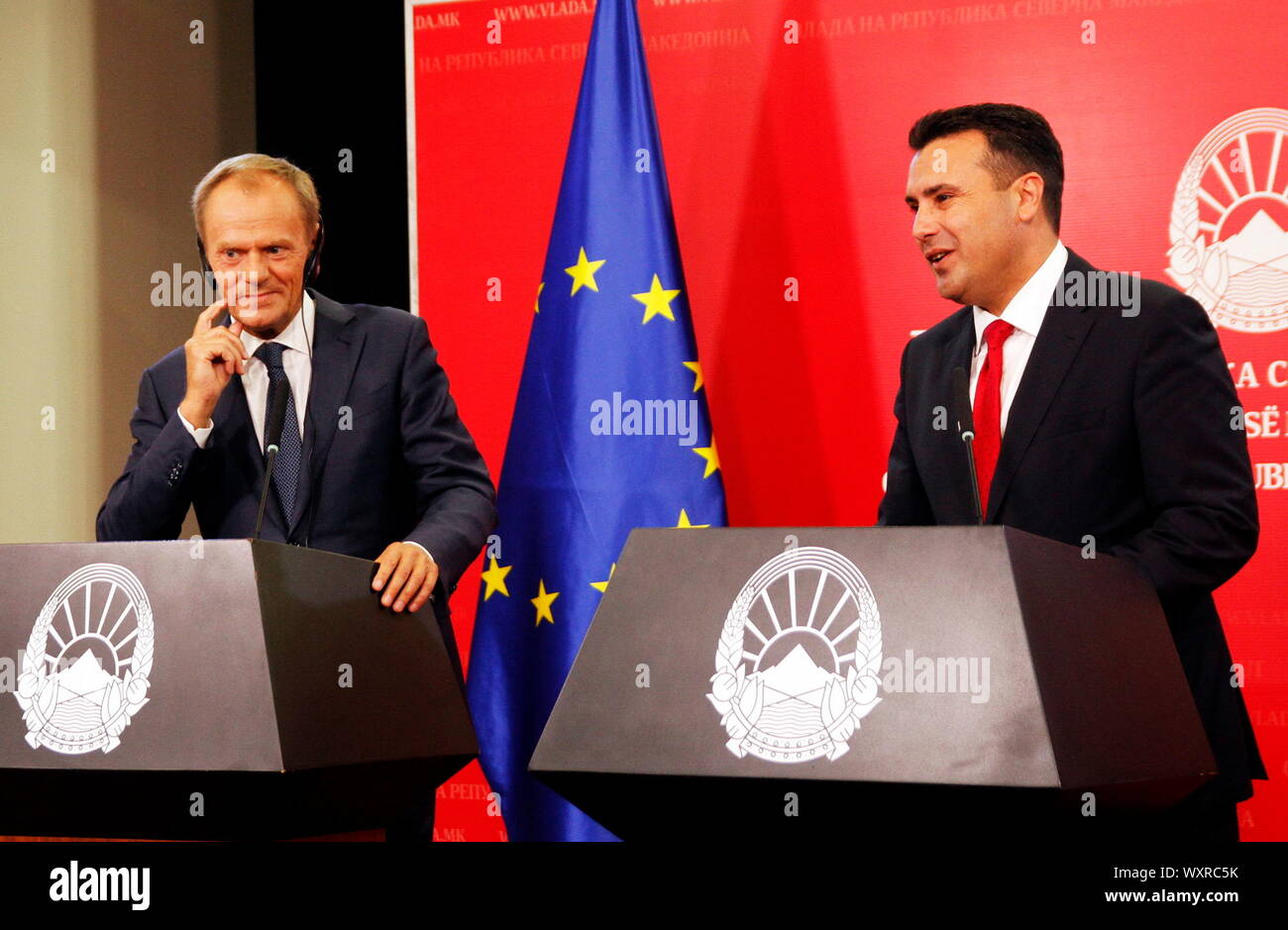 Skopje, Macédoine du Nord. Sep 17, 2019. Premier Ministre de la Macédoine du Nord Zoran Zaev (R) et président du Conseil européen, Donald Tusk, assister à une conférence de presse à Skopje, Macédoine Du Nord 17 septembre, 2019. Macédoine du Nord a fait ses devoirs et maintenant il est temps que l'Union européenne (UE) pour terminer sa partie du travail par rapport à la soumission pour l'adhésion à l'UE, M. Tusk a déclaré ici mardi. Credit : Darko Duridanski/Xinhua Banque D'Images