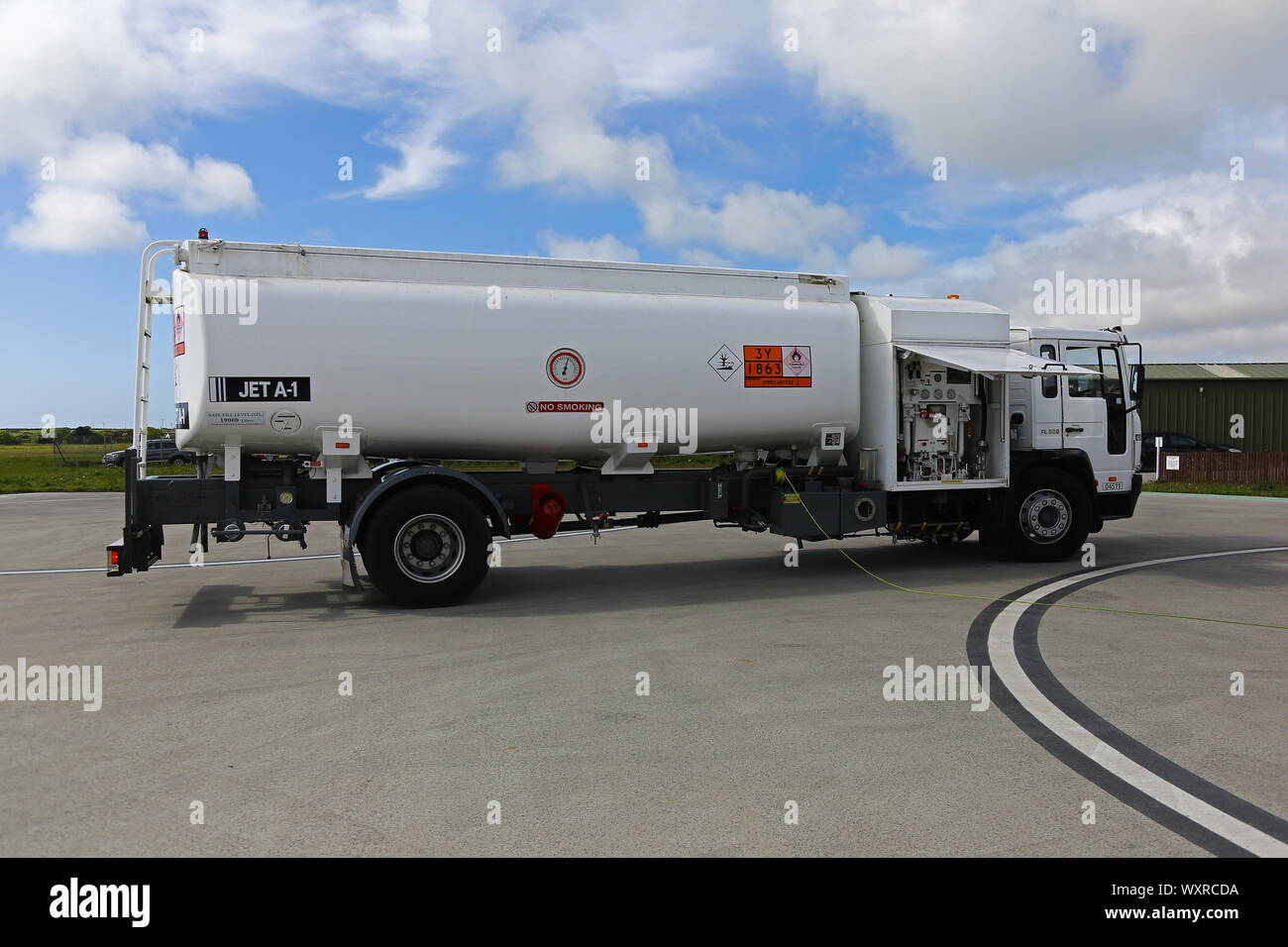 Un camion-citerne de carburant aviation à l'aéroport de St Marys, St Marys Island, Îles Scilly, Cornwall, England, UK Banque D'Images