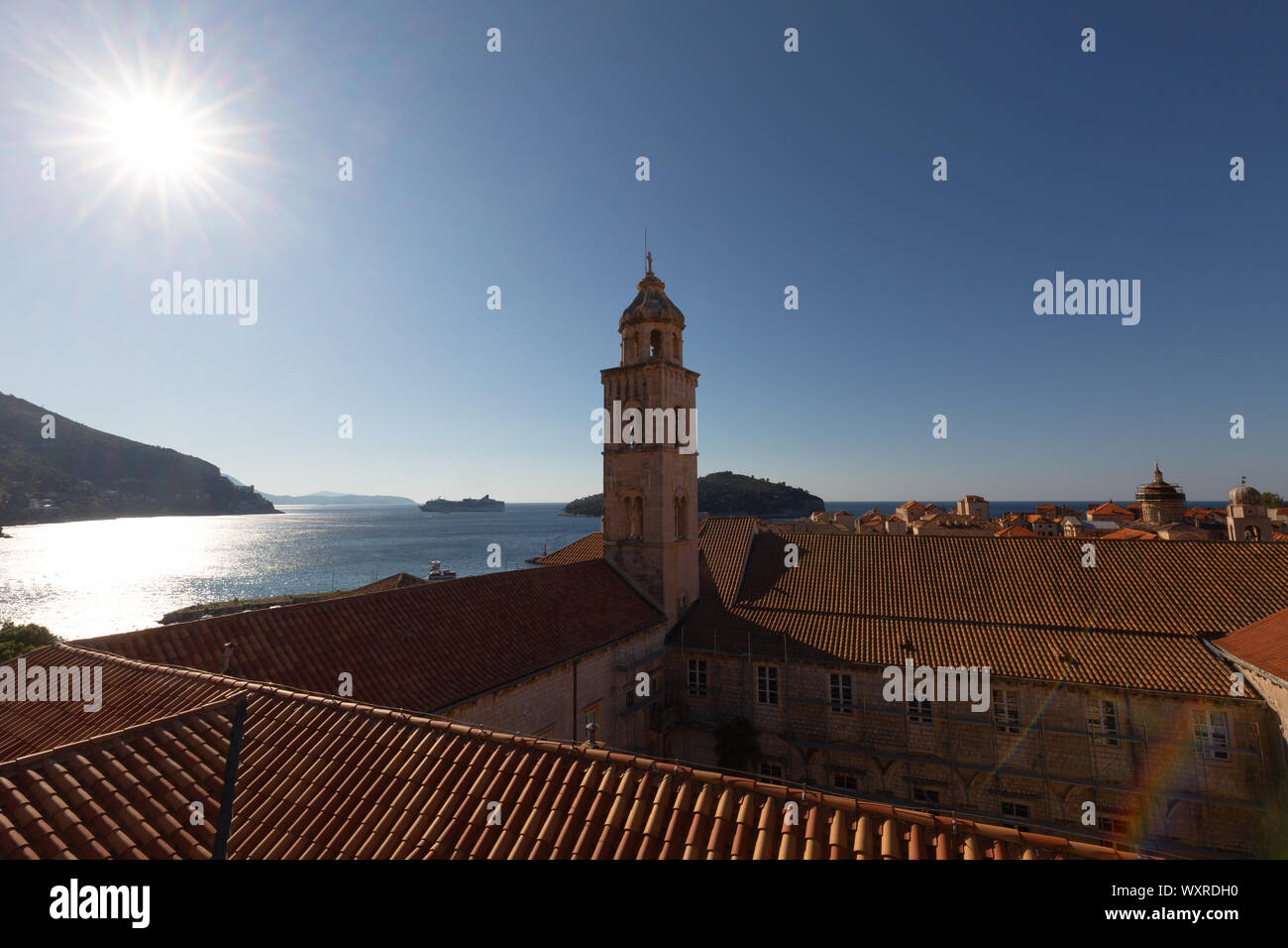 La vieille ville de Dubrovnik, le clocher du monastère dominicaine et le matin soleil de l'été vu depuis les remparts de la ville, Dubrovnik Croatie Europe Banque D'Images