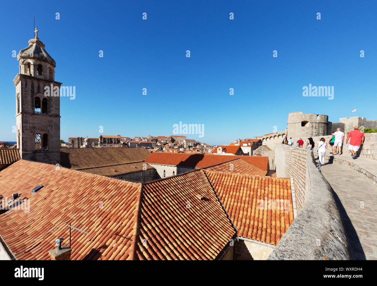 Les murs de la ville de Dubrovnik en été ; les touristes à la recherche au monastère dominicain des murs de la ville à pied, la vieille ville de Dubrovnik, Dubrovnik Croatie Europe Banque D'Images
